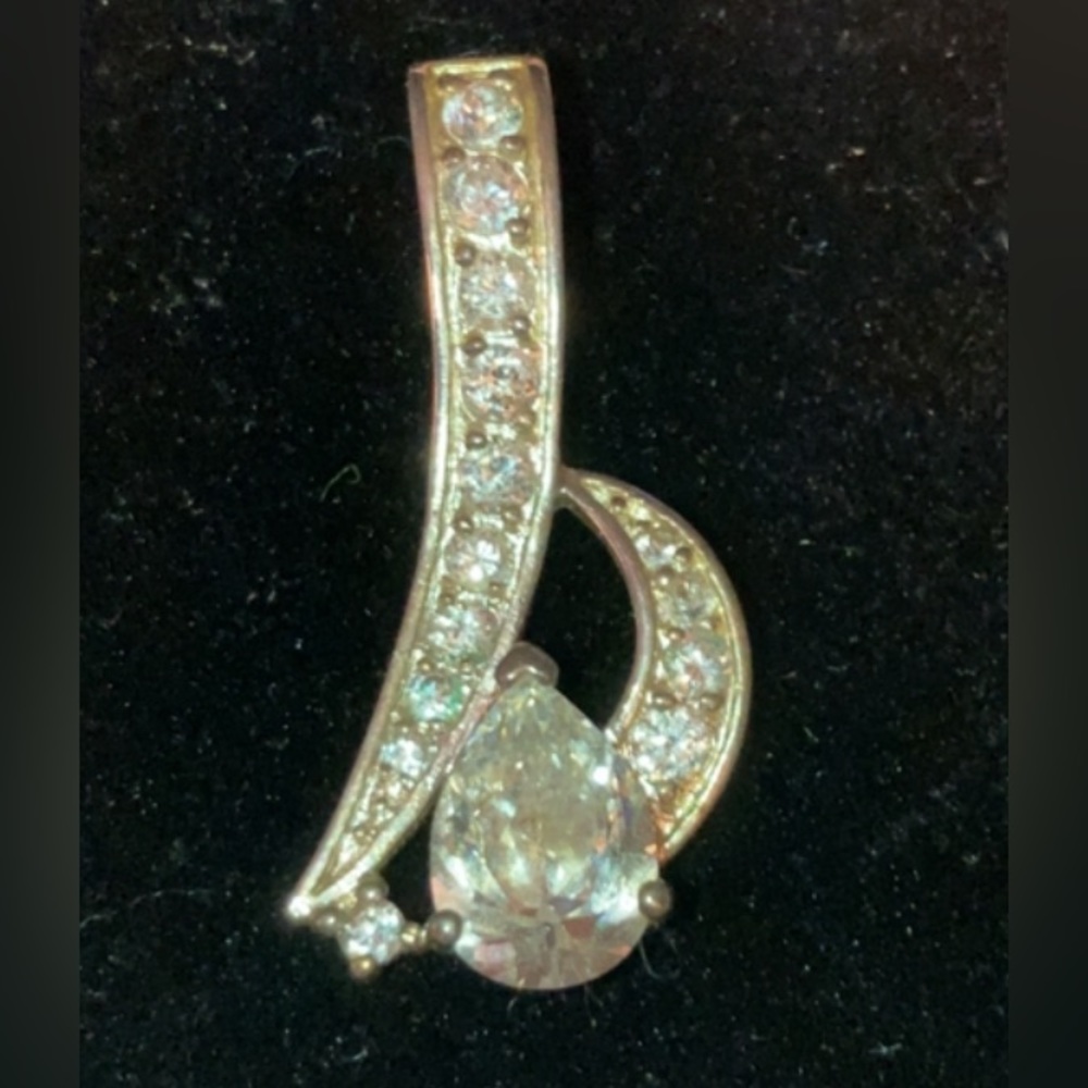 SPARKLING PENDANT DIAMOND LOOK WITH SILVER TONE SETTING